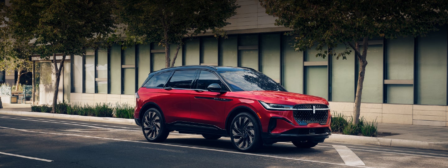 A 2025 Lincoln Nautilus® SUV with an available hybrid powertrain is parked in an urban setting. | Parks Lincoln of Wesley Chapel in Wesley Chapel FL