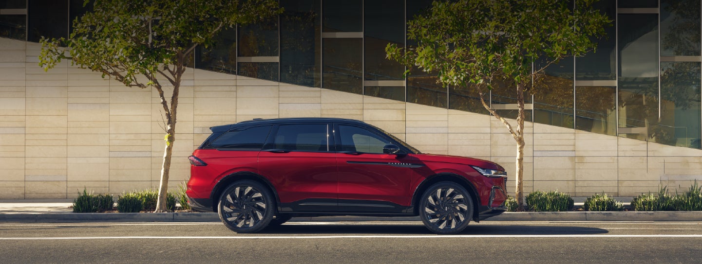 A 2026 Lincoln Nautilus® SUV with an available Hybrid Powertrain is parked in an urban setting. | Parks Lincoln of Wesley Chapel in Wesley Chapel FL