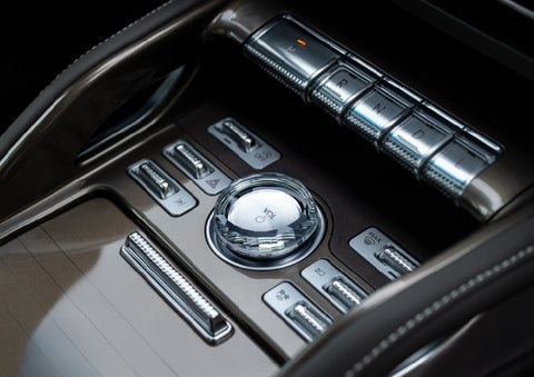 A crystal-inspired volume knob is shown in the center floor console of a 2026 Lincoln Nautilus® SUV. | Parks Lincoln of Wesley Chapel in Wesley Chapel FL